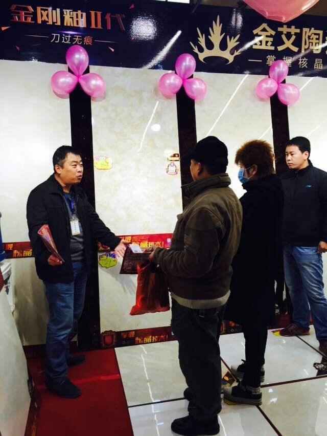 20151124092502166 九洲国际官网瓷砖工作人员向顾客介绍产品