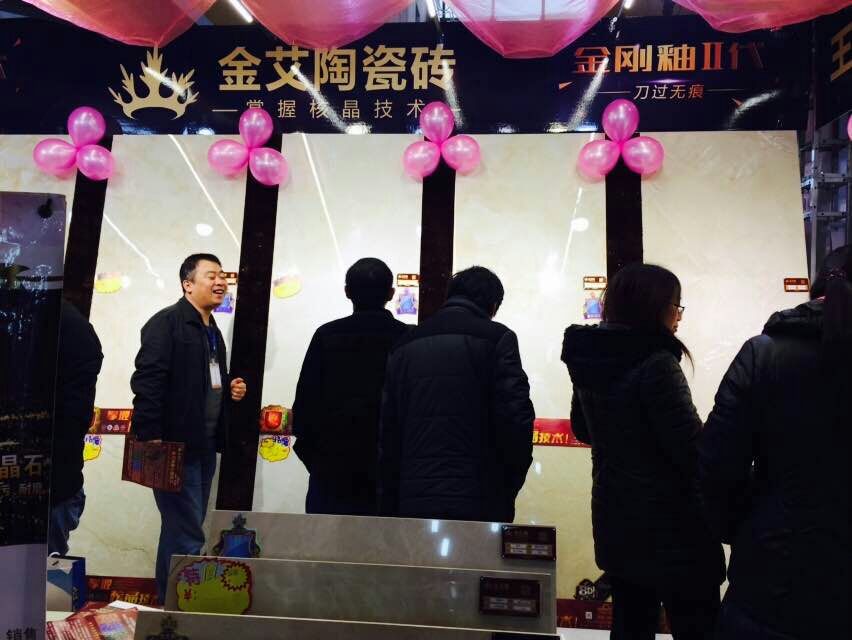 20151124092520728 九洲国际官网瓷砖工作人员与顾客交谈